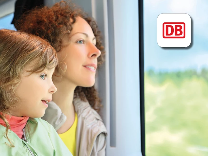 Frau und Kind schauen im Zug aus dem Fenster