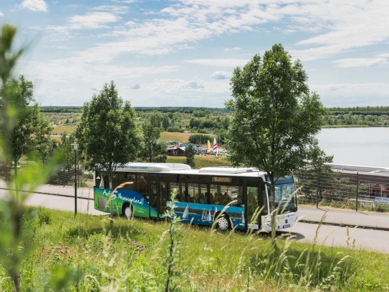 Ein Bus färt an einem See vorbei