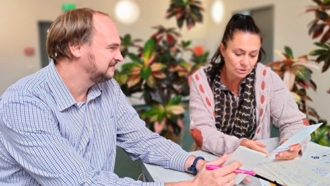 Betriebliches Mobilitätsmanagement, Mitarbeiter Robert Götze und Janis Adler im Gespräch