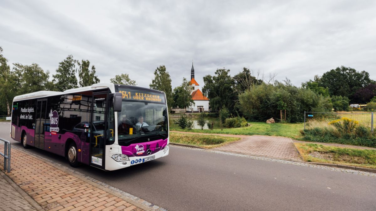 PlusBus vor der Kirche Köhra