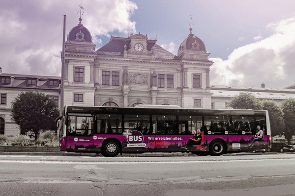 Ein Bus mit PlusBus-Beklebung vor dem Bahnhof Altenburg Ein Bus mit PlusBus-Beklebung vor dem Bahnhof Altenburg