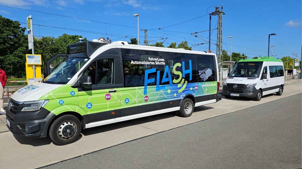 Das blau-grüne Flash Fahrzeug in Rackwitz, dahinter ein weißer Flexa RufBus Das blau-grüne Flash Fahrzeug in Rackwitz, dahinter ein weißer Flexa RufBus
