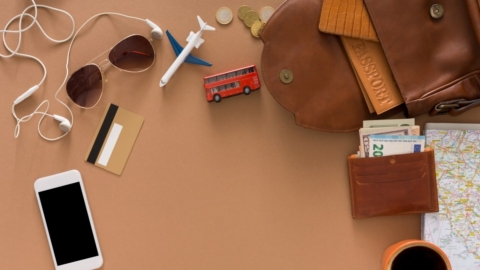 Tisch mit verloreren Gegenständen, Smartphone, Kreditkarte, Kopfhörer, Sonnenbrille, Geldbörse, Handtasche, Reisepass, Geld Tisch mit verloreren Gegenständen, Smartphone, Kreditkarte, Kopfhörer, Sonnenbrille, Geldbörse, Handtasche, Reisepass, Geld