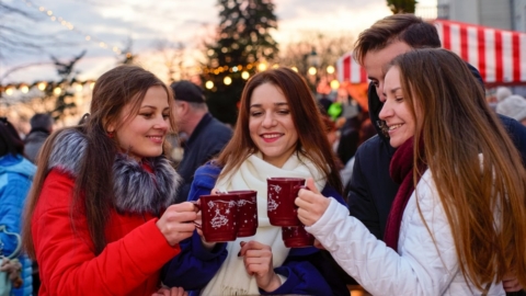 Weihnachtsmarkt, Menschen, Anstoßen, Glühwein