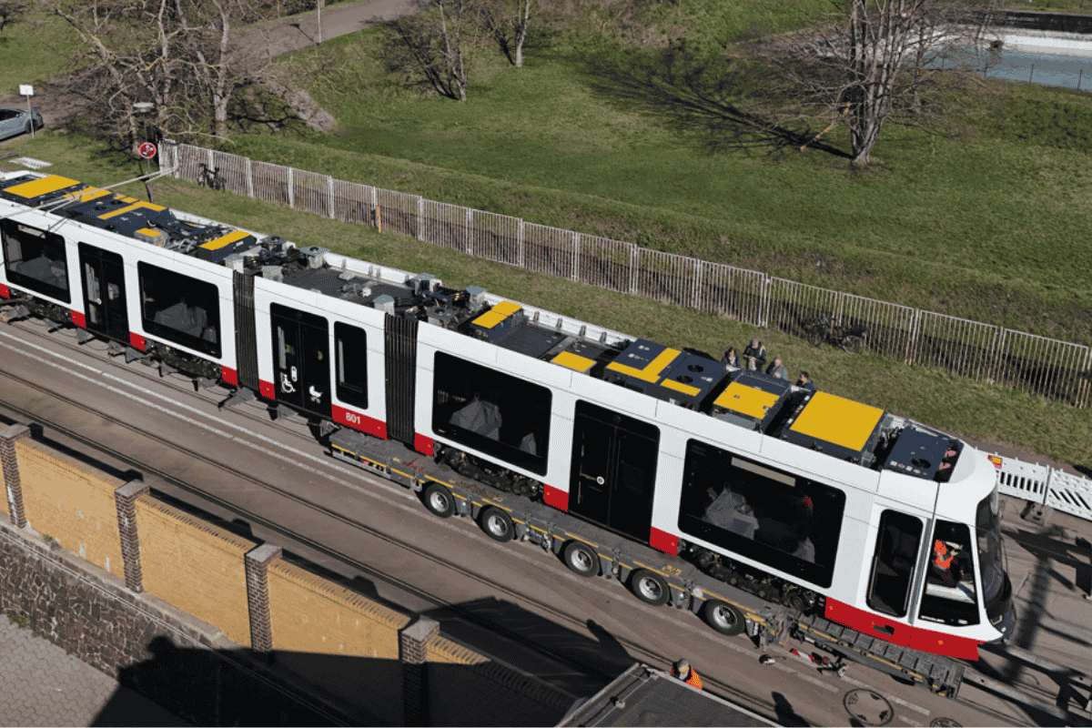 Kurze TINA Bahn in Halle Kurze TINA Bahn in Halle