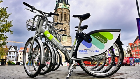nextbike-Fahrräder mit Branding movemix_bike vor der Stadtkulisse Halle nextbike-Fahrräder mit Branding movemix_bike vor der Stadtkulisse Halle