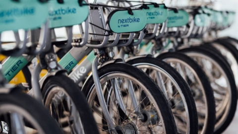 Fahrräder von nextbike by TIER in einer Reihe nebeneinander aufgestellt