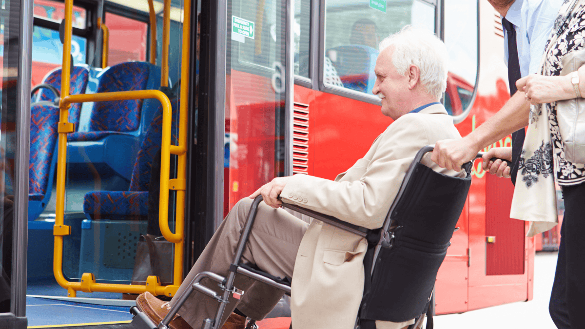 Ein Rollstuhlfahrer steigt in die Straßenbahn ein.