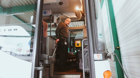 Regionalbus Leipzig, Leitstelle Deuben, Mitarbeiter im Bus