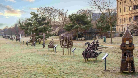 verschiedene Skulpturen aus Metall im Skulpturenpark in Halle