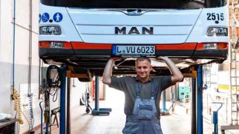 Mechaniker Bus Werkstatt