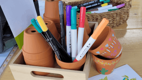 Bunte Stifte und bemalte Tontöpfe. Bunte Stifte und bemalte Tontöpfe.