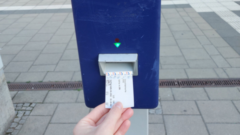 Fahrkarte abstempeln am blauen Entwerter