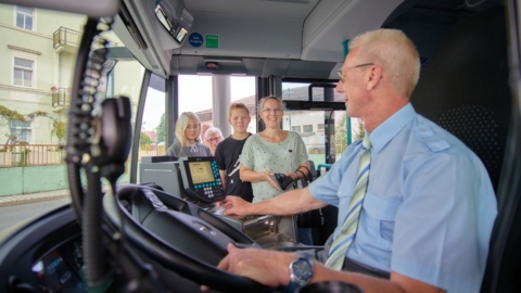 Busfahrer und Fahrgäste bei der Nordsachsen Mobil