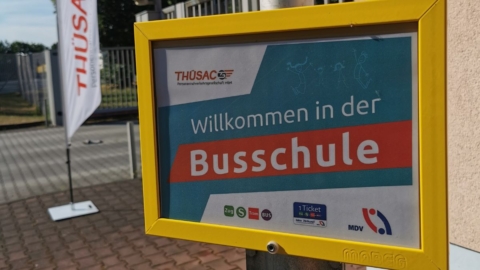 Schild Busschule bei der THÜSAC