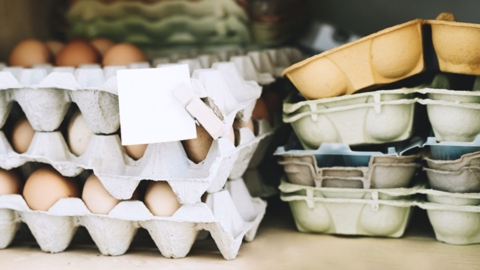 Eier in Eierkarton übereinander
