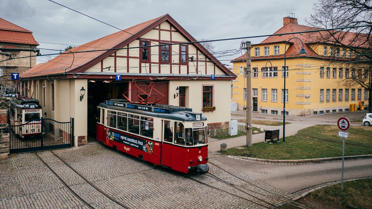 historische Straßenbahn, die aus dem Straßenbahndepot ausfährt