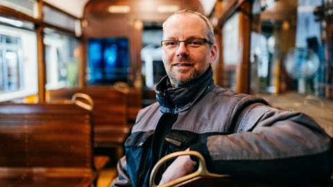 Mike Ewald sitzt in einer historischen Naumburger Straßenbahn