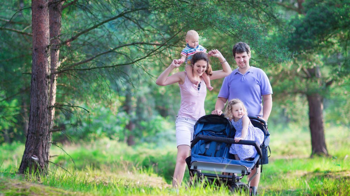 Familie im Wald