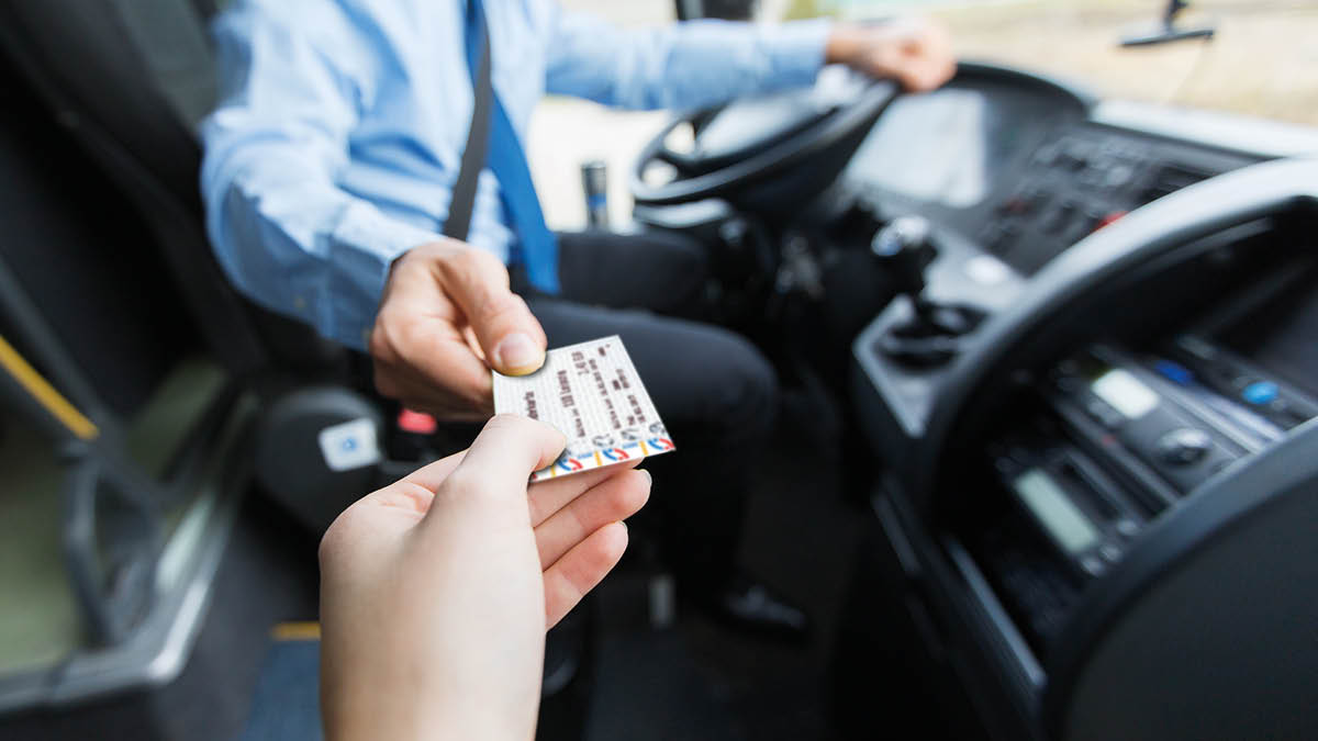 Ticketkauf beim Busfahrer