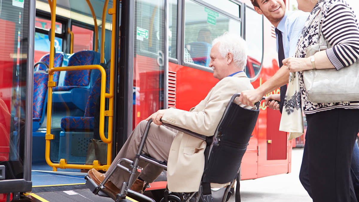 rollstuhl einsteigen bus